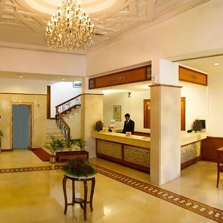 ホテル アバド プラザ Kochi エクステリア 写真