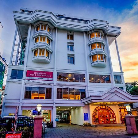 ホテル アバド プラザ Kochi エクステリア 写真