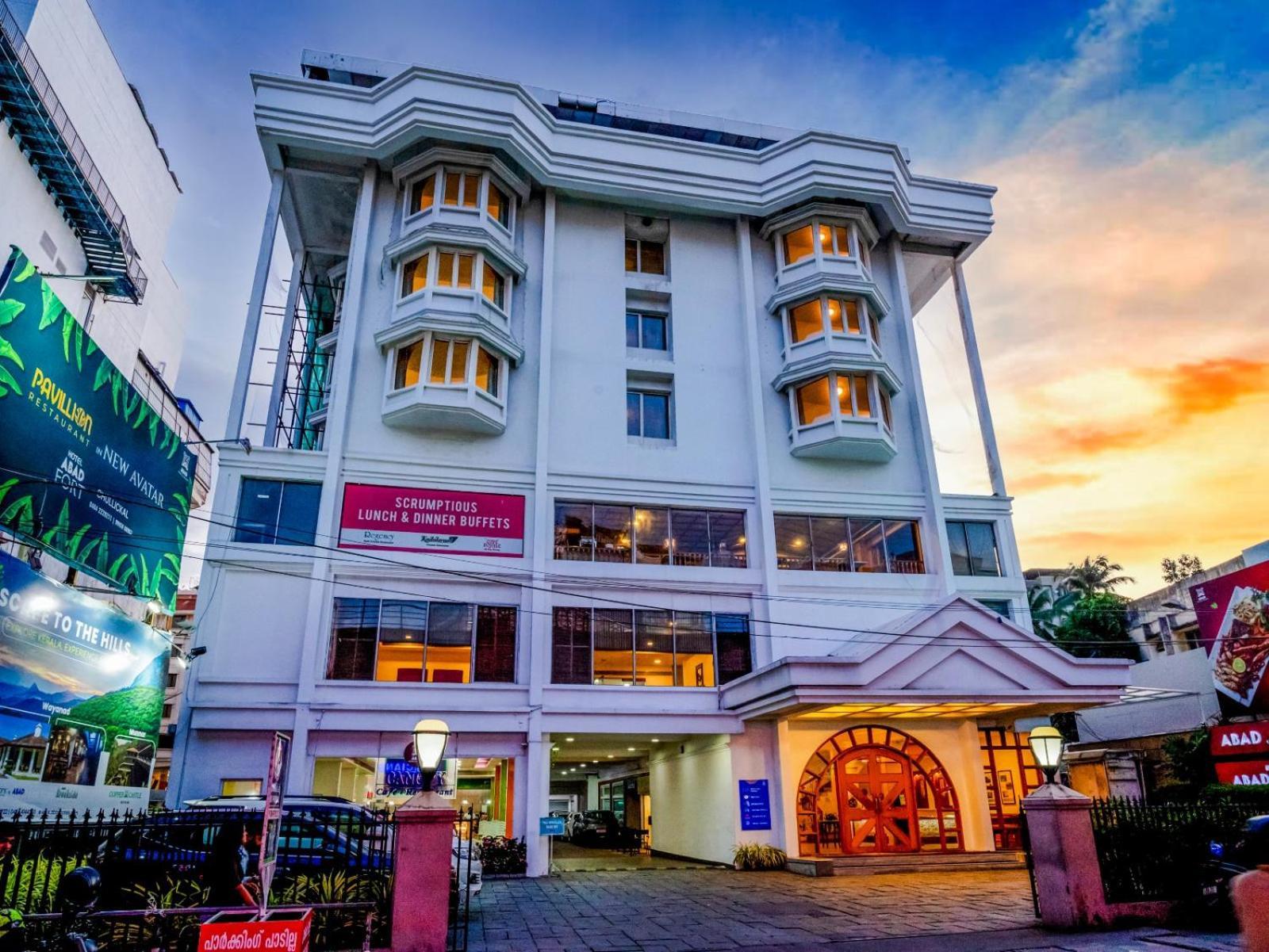 ホテル アバド プラザ Kochi エクステリア 写真